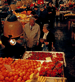 イタリアのフィレンツェ中央市場。ここは果物・野菜売場、肉や魚コーナーもある